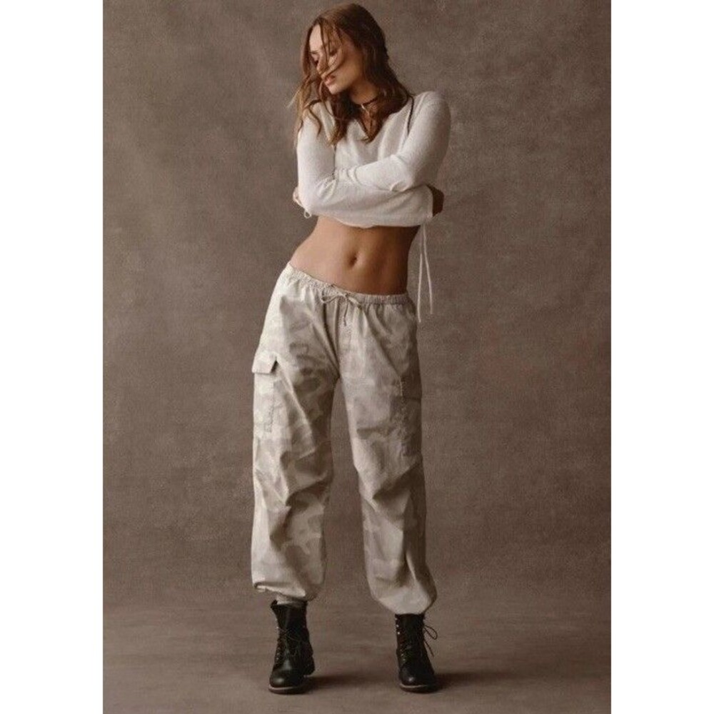 Pilcro Anthropologie Camo Cargo Parachute Pants Beige Tan Camouflage Womens M